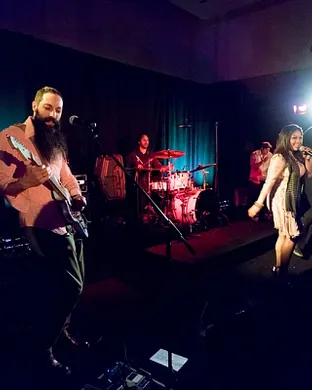 Dengue Fever Pop concert