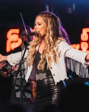Emily Ann Roberts Country concert