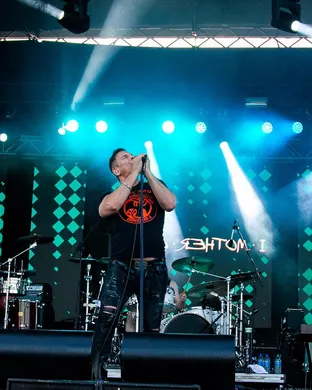 I Mother Earth Alternative concert