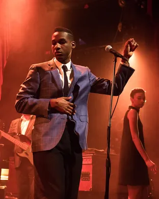 Leon Bridges R&b concert