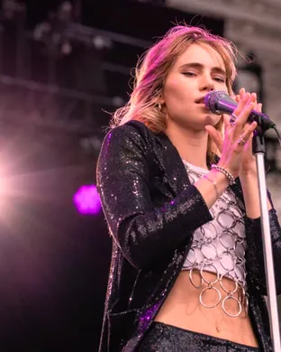 Suki Waterhouse Alternative concert