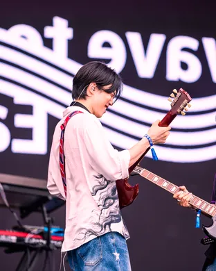 Wave to Earth Pop concert
